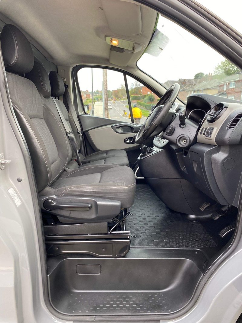 NISSAN NV300
