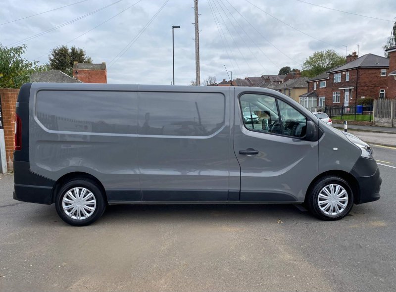 NISSAN NV300