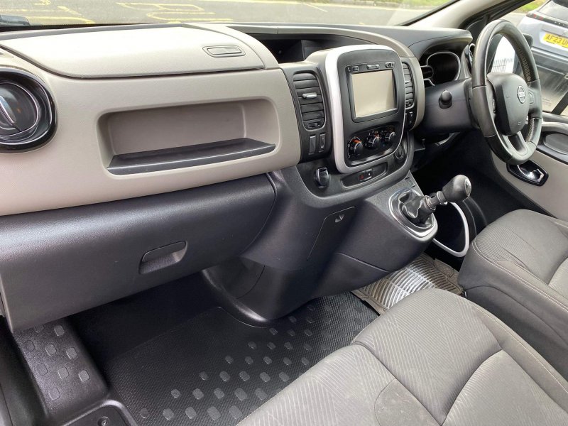 NISSAN NV300