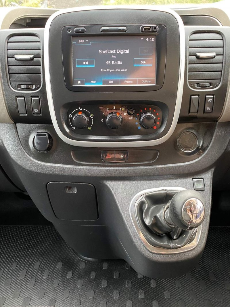 NISSAN NV300
