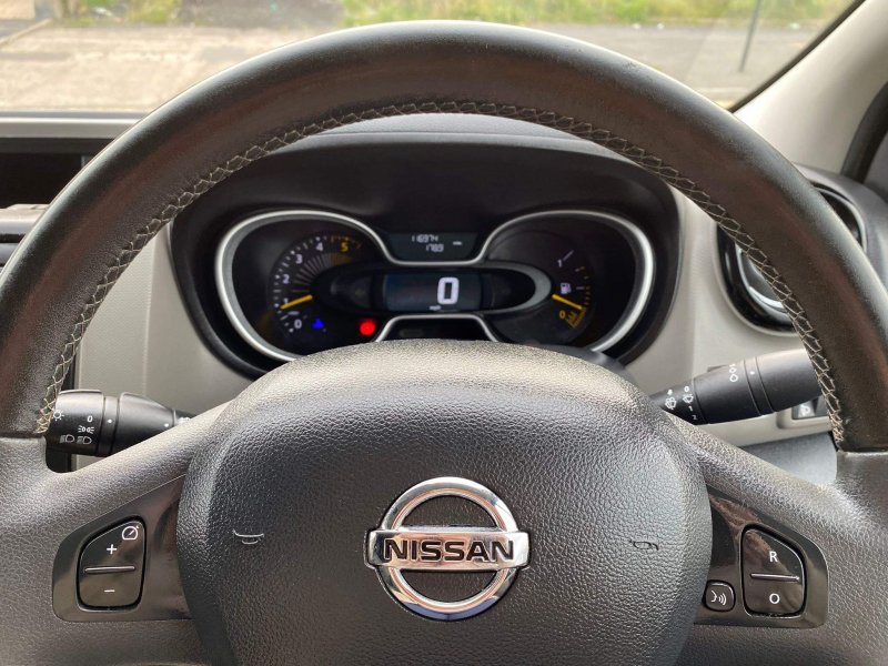 NISSAN NV300